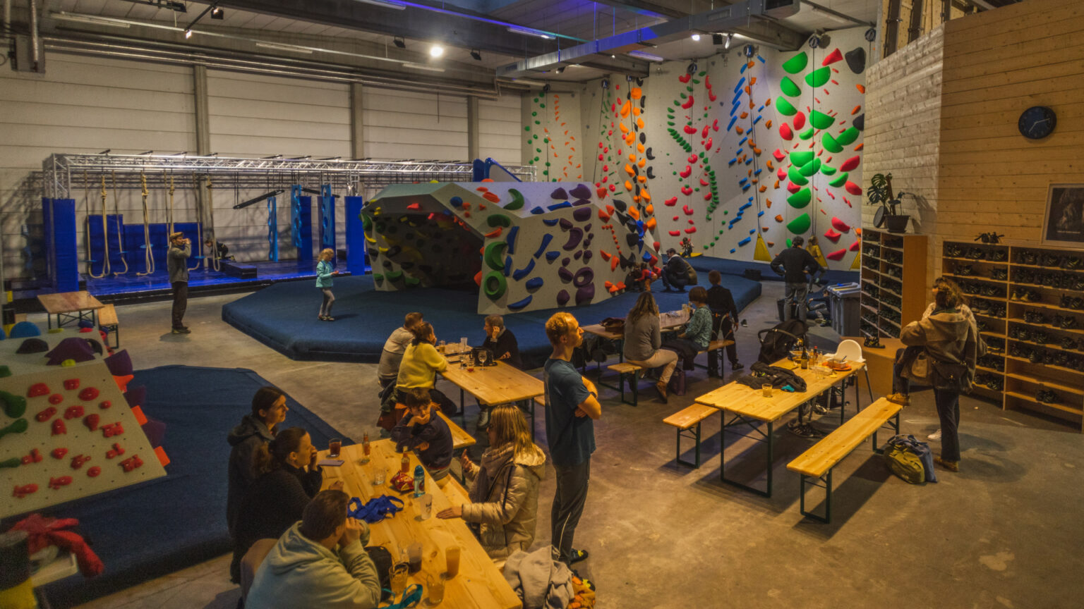 gym-kidszone-cafetaria-adults-kids-climbers-