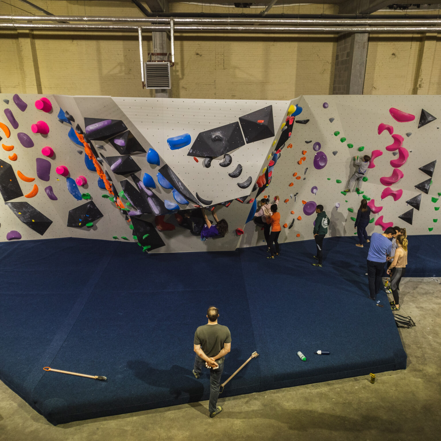gym-boulderzone-adults-kids-lessons-climbers-