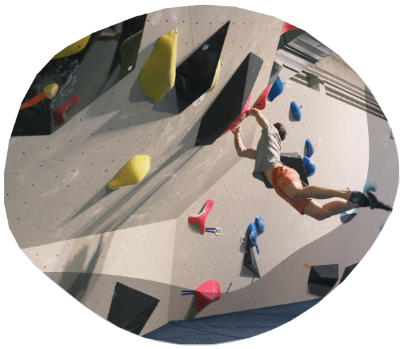 man in dynamische move op de bouldermuur