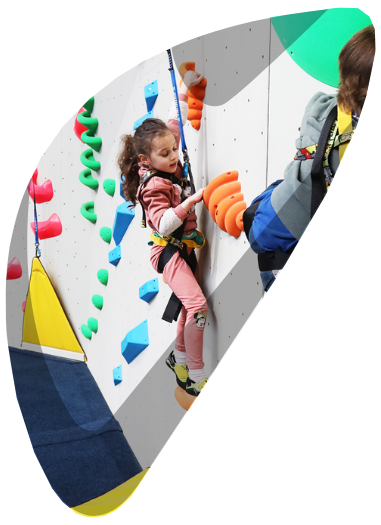 meisje aan de klimmuur