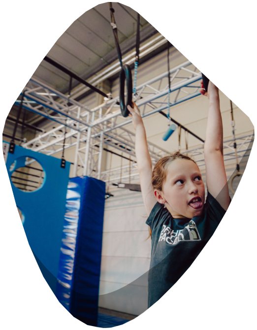 meisje speelt op het ninja warrior parcours